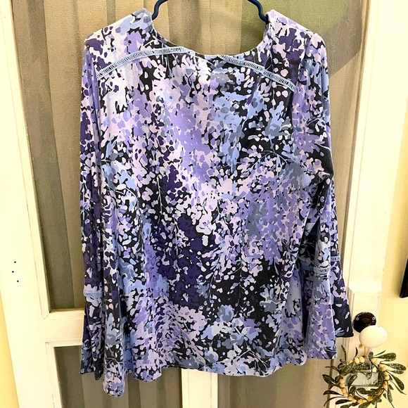 IsaacMizrahi Live XL floral long bell sleeve soft knit top periwinkle blue white - Picture 8 of 12